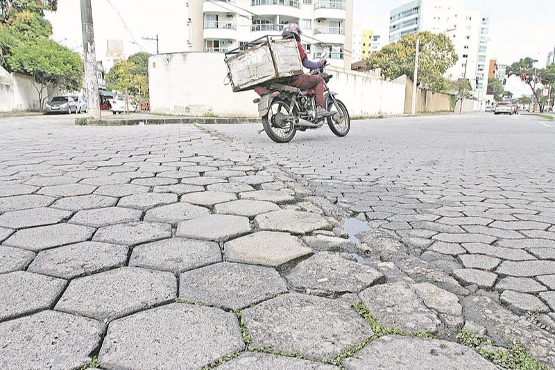 Rua Alvim Borges da Silva, em Jardim Camburi, está ficando desnivelada devido ao aumento do trânsito (Foto: Leone Iglesias/AT)