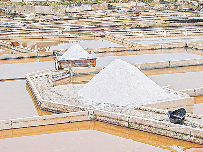 Exploração de sal-gema, mineral que é usado para tratar água e fabricar tecidos, plásticos, baterias, entre outros (Foto: Divulgação)