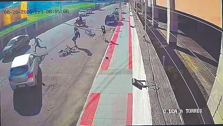 Jovem reage a assalto em Itapuã, Vila Velha, recebe ajuda de testemunhas, e bandido, que mostrou arma, foge a pé (Foto: Reprodução de vídeo)