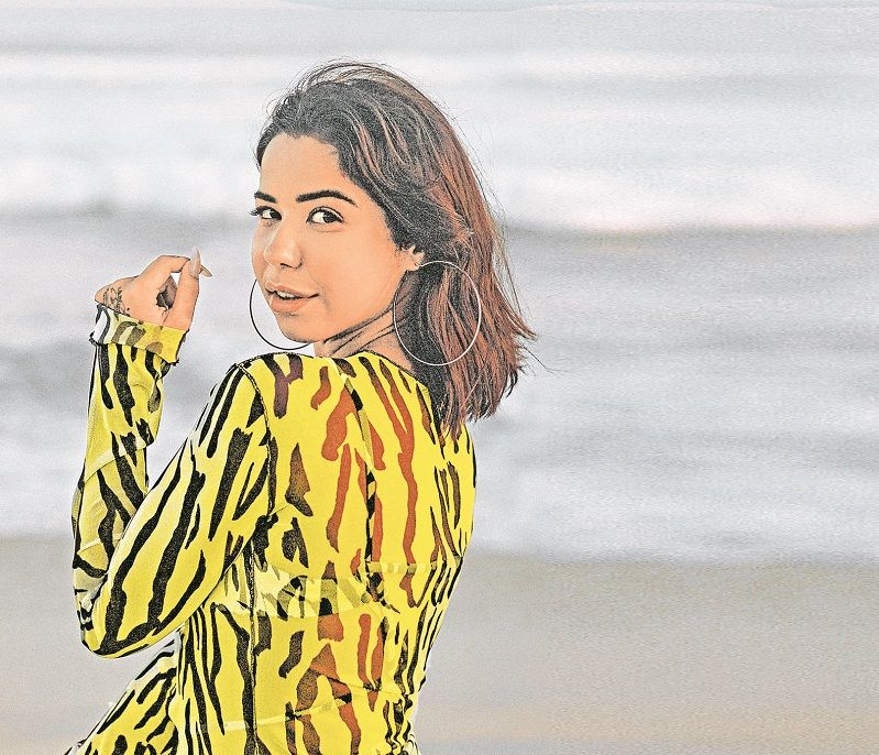 Júlia começou a carreira na internet com vídeos de automaquiagem e hoje, aos 21 anos, possui mais de 1,5 milhão de seguidores no Instagram. (Foto: Rodrigo Almeida/Divulgação)