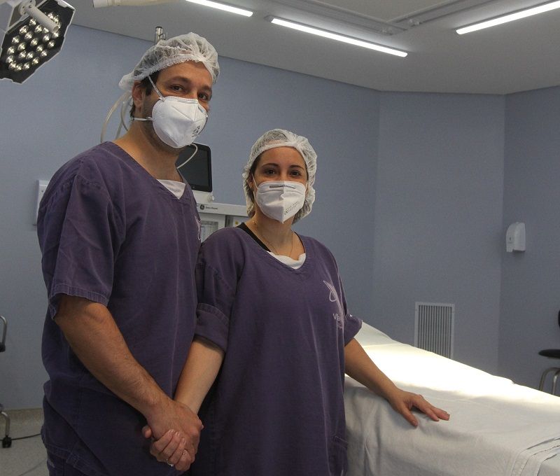 Gibran e Thaissa em sala de cirurgia: cinco anos de parceria profissional (Foto: Kadidja Fernandes/ AT)