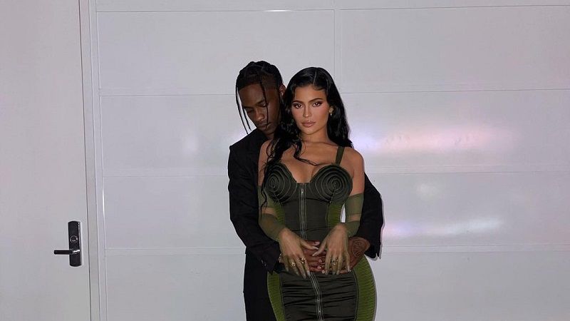 A modelo e o rapper, que entre idas e vindas se relacionam desde 2017, já são pais de Stormi, de 3 anos (Foto: Divulgação)