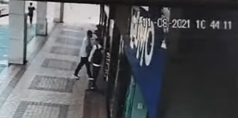 Câmara flagrou momento em que assaltantes se aproximam da loja (Foto: Reprodução vídeo/TV Tribuna/SBT)