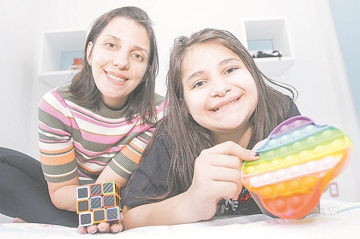 A microempreendedora Luciana Lucchi comprou o brinquedo antiestresse para Ana Clara, de 10 anos: estímulos (Foto: Dayana Souza/AT)