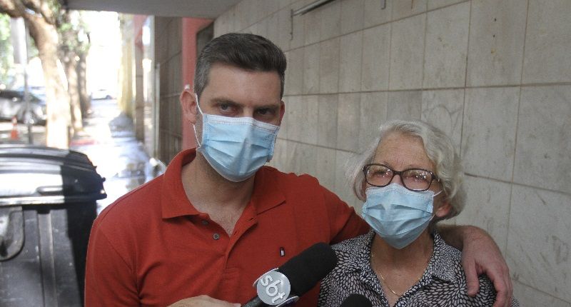 Douglas e Zilca Gottardi, irmão e mãe de Milena, estiveram no fórum onde acusados estão sendo julgados (Foto: Leone Iglesias/ AT)