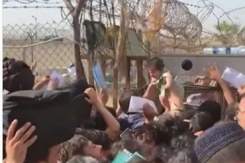 Soldados relatam que crianças são jogadas por cima do arame farpado, no aeroporto de Cabul, em tentativa das famílias de fugir do país (Foto: Reprodução/ Redes Sociais)