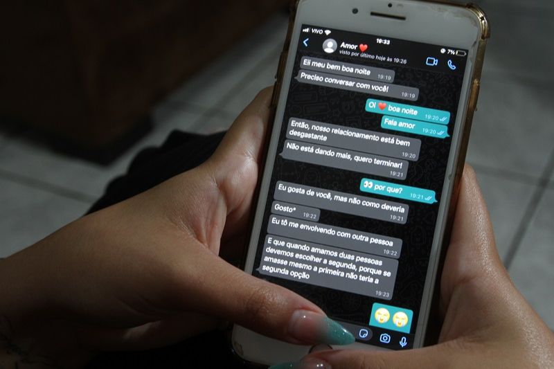 Com a pandemia, aumentaram os términos de relação ou paquera por mensagem de celular, e psicólogos alertam (Foto: Arquivo AT)