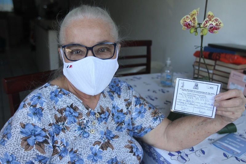 A aposentada Marina Nunes, de 79 anos, aguarda ansiosa pela terceira dose da vacina contra covid-19 (Foto: Antônio Moreira/AT)