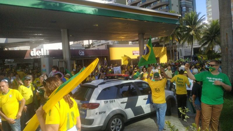 Manifestantes reunidos em frente ao posto Mobi Dick, na Praia da Costa, em Vila Velha (Foto: Kananda Natielly/AT)