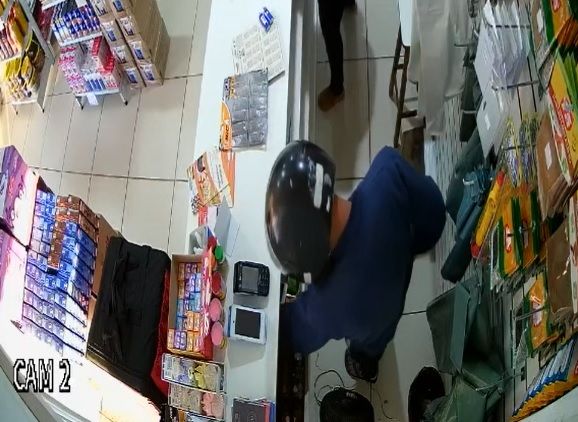Marido de pastora é preso após assaltar loja em Guarapari (Foto: Reprodução/Videomonitoramento)