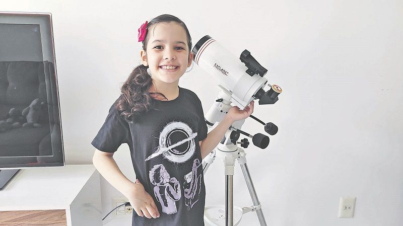 Nicole, 8 anos, é bicampeã da Olimpíada Brasileira de Astronomia e Astronáutica (Foto: Divulgação)