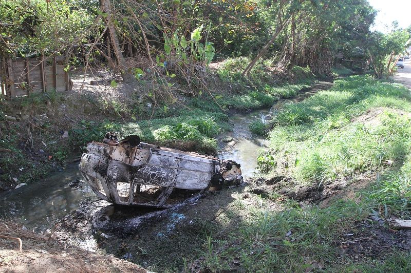 Moradores queimaram veículo do acusado e jogaram no valão (Foto: Kadidja Fernandes/AT)