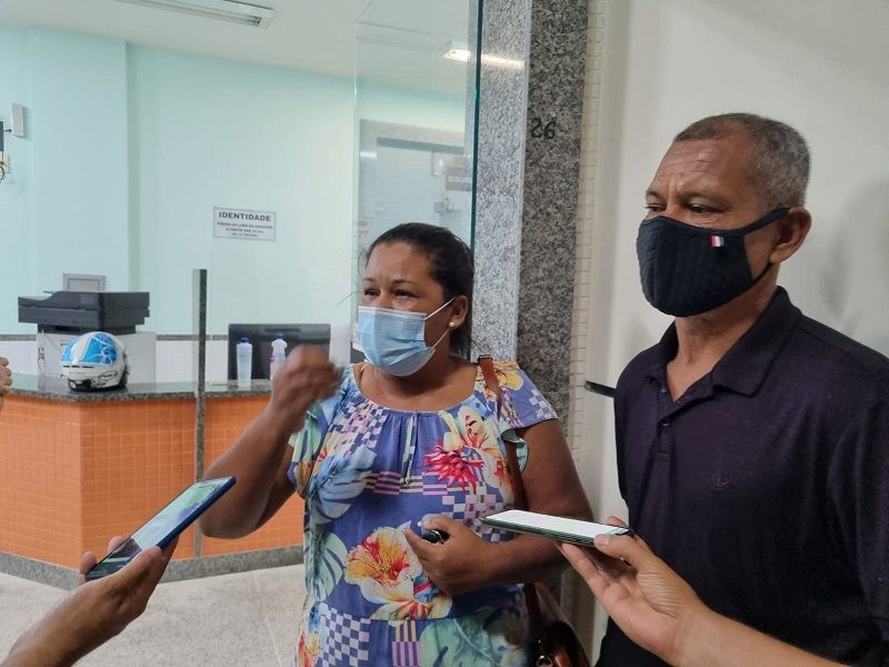 Familiares de Franciane Bueque da Silva estiveram na delegacia de Guarapari e pediram justiça por casal morto após briga de trânsito (Foto: Roberta Bourguignon)