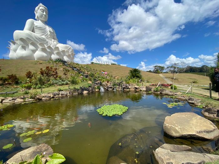 Estátua do Buda tem mais de 35 metros de altura, o que equivale a um prédio de aproximadamente 11 andares (Foto: Kadidja Fernandes/AT)