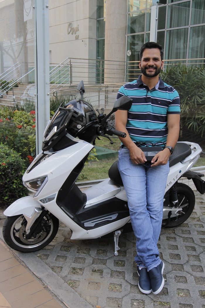 André Rocha, de 33 anos, tem uma moto EV1, da Voltz, desde 2019 (Foto: Fábio Nunes/AT)