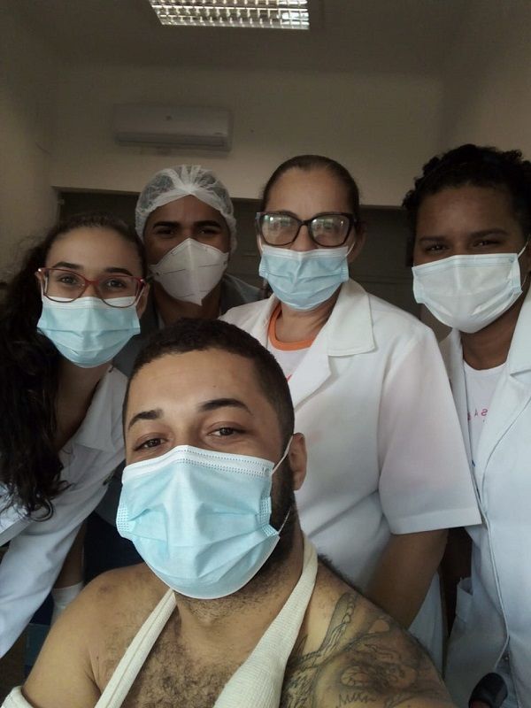Fernando com as profissionais da saúde que atuaram em seu tratamento (Foto: Reprodução/Acervo Pessoal)