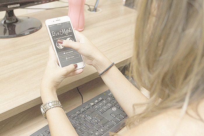 Mulher com o celular: alerta para golpe de mercadorias no aeroporto (Foto: Thiago Coutinho - 09/02/2019)