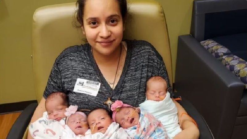 A mulher tentou engravidar por três anos e após tratamento de fertilidade deu à luz cinco crianças (Foto: Divulgação)