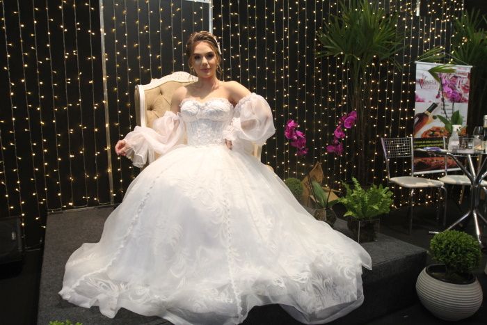 A modelo Manuela Fatica, vestida de noiva, no cenário montado na feira (Foto: Antonio Moreira/AT)