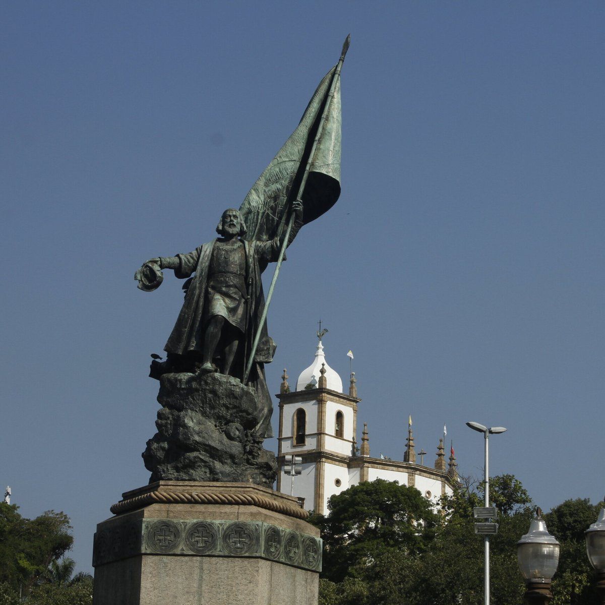 Monumento Em Homenagem Ao Descobrimento Do Brasil é Incendiado No Rio ...