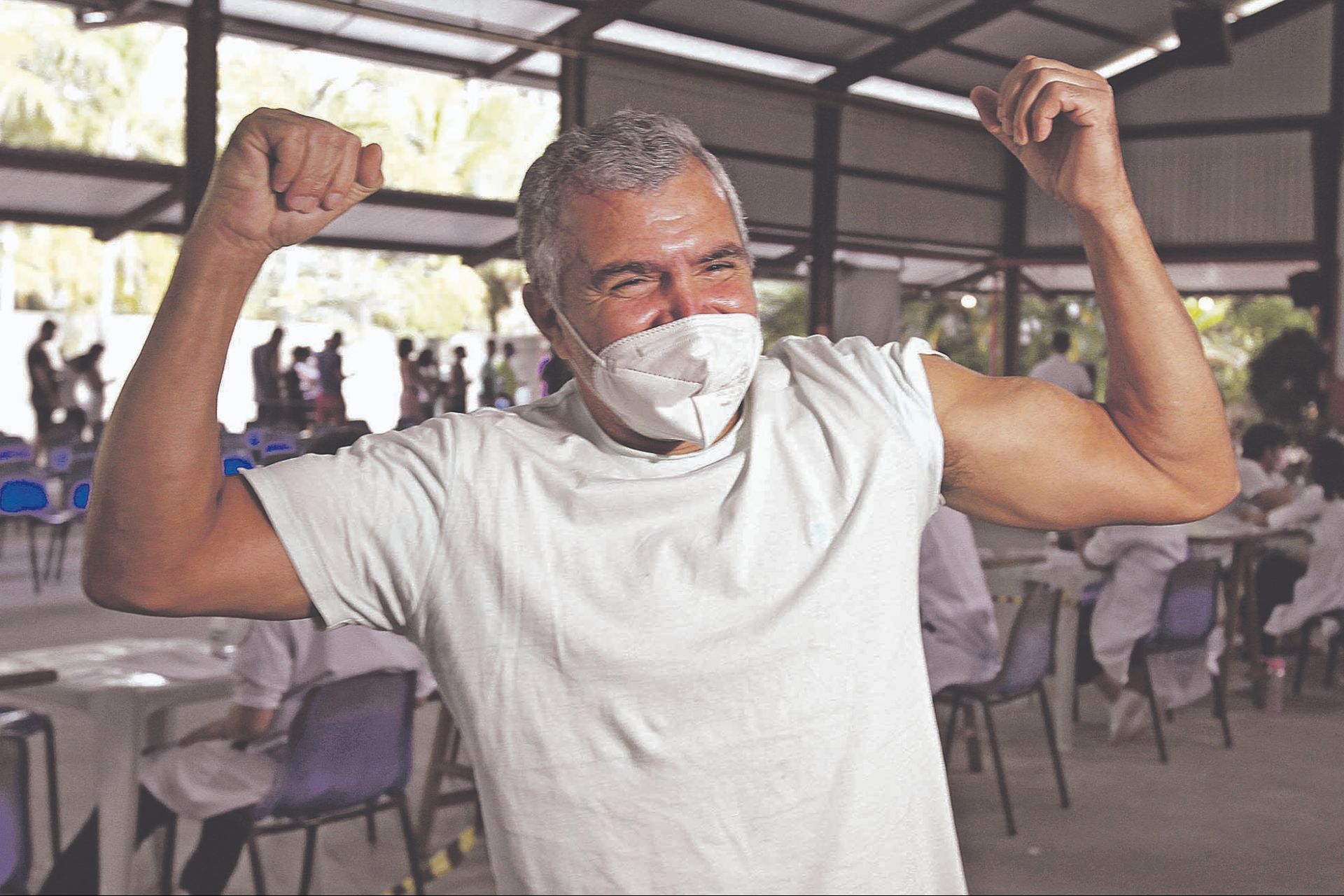 O segurança Evanildo Cardoso, 53 anos, não escondeu a felicidade em tomar a segunda dose da vacina depois de sofrer um acidente grave. (Foto: Antonio Moreira/AT)