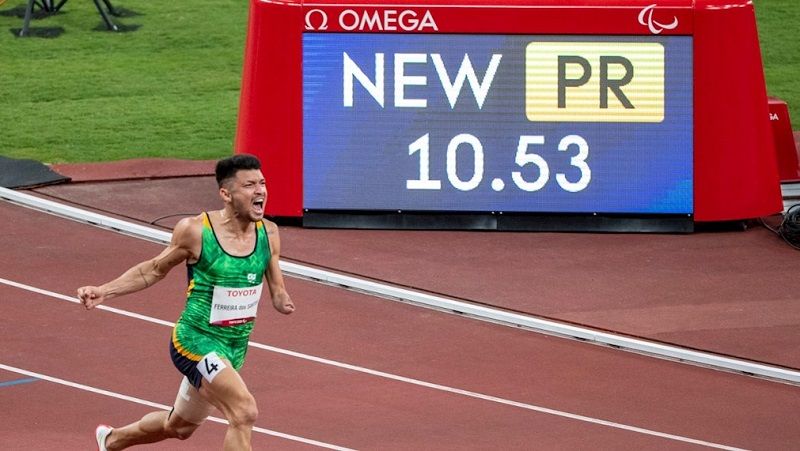 O velocista Petrúcio Ferreira batendo o recorde da Paralimpíada (Foto: Reprodução/Comitê Paralímpico Brasileiro)