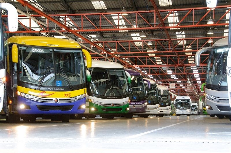 Ônibus da Marcopolo em parque industrial (Foto: Arquivo/AT)