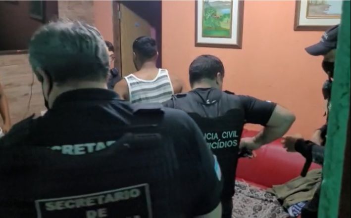 Operação da Polícia Civil cumpre mandados de prisão em Andorinhas, Vitória (Foto: Reprodução vídeo/ Divulgação Sesp)