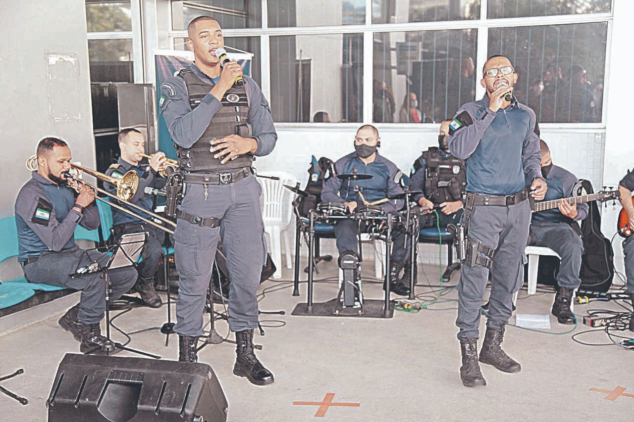 Os agentes Besas e Henrique são os vocalistas da Banda da Guarda. Grupo estreou no mês passado, no Parque da Cidade (Foto: Edson Reis/Secom-PMS)