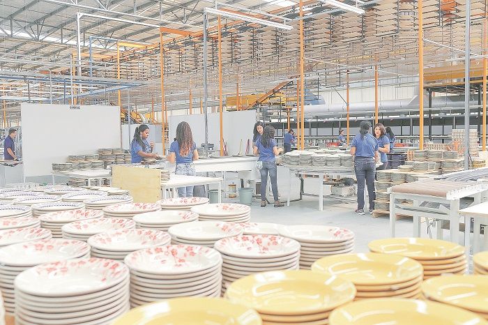 Produção da Oxford Porcelanas, em São Mateus: empresa expande operações e contratará a partir de setembro (Foto: Divulgação)