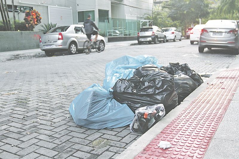 Rua Aquino de Araújo, no Parque das Castanheiras, na Praia da Costa, em Vila Velha, onde lixo fica no chão. (Foto: Dayana Souza/AT)