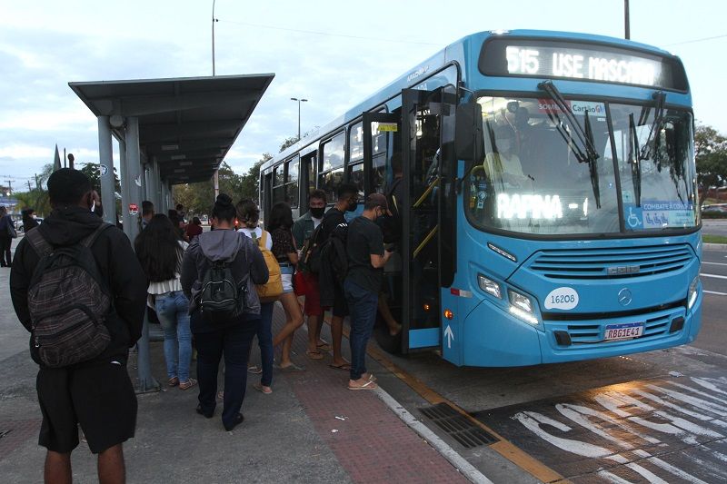 Ponto de ônibus: passageiros reclamam que tempo de espera aumentou (Foto: Dayana Souza/ AT)