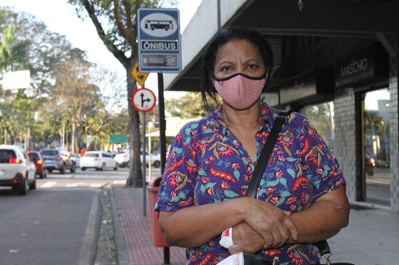 Além de uma espera maior pelo transporte coletivo, a cozinheira Claudia Souza da Silva, de 60 anos, ainda tem de enfrentar a dificuldade com a lotação dos ônibus (Foto: Leone Iglesias/ AT)