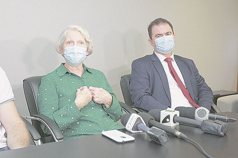 zilca gottardi, mãe da médica Milena Gottardi (destaque), ao lado do advogado Renan Salles: busca por justiça (Foto: Douglas Schneider/at e acervo de família)