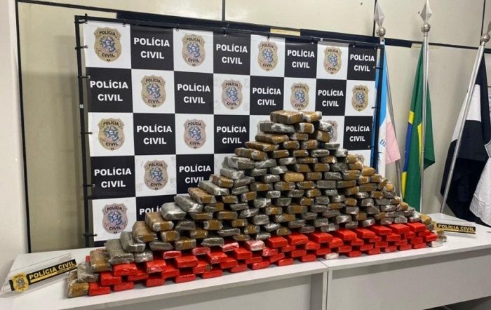 Maconha estava escondida em casa, que era utilizada como depósito (Foto: Divulgação Polícia Civil)