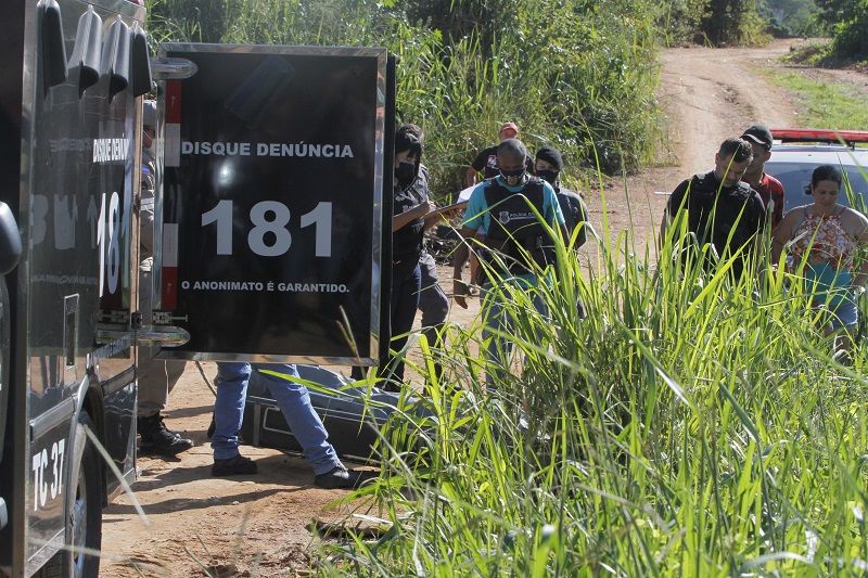 Policiais em local de homicídio (Foto: Fábio Nunes - 22/04/2021)