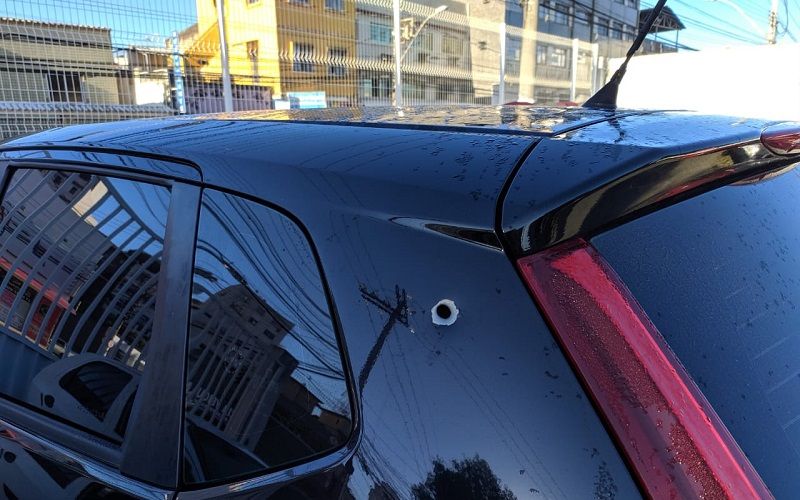 Um dos criminosos apontou a arma para o soldado. Para se proteger, o policial disparou nove vezes (Foto: Júlia Afonso)