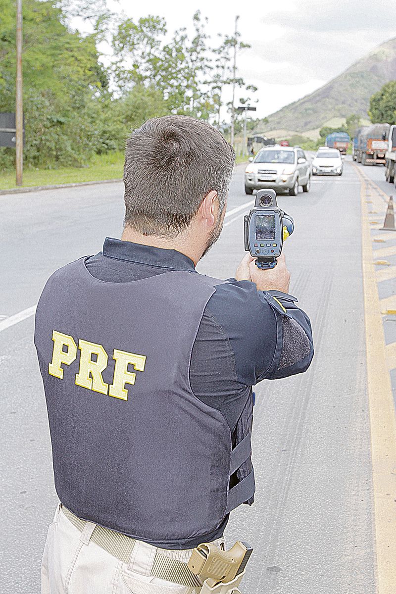 Policial rodoviário com radar móvel (Foto: Leone Iglesias - 16/08/2019)