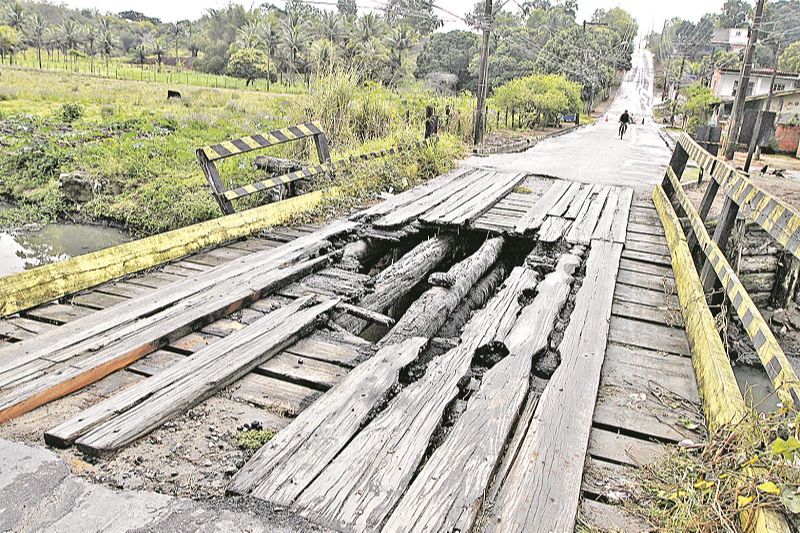 Ponte que interliga os bairros Parque Jacaraípe e Acréscimo de Laranjeiras está sem proteção e ameaça cair (Foto: Kadidja Fernandes/AT)