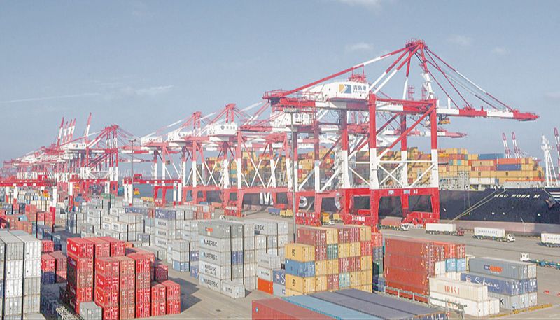 Porto chinês de Ningbo, terceiro maior do mundo em contêineres, está parcialmente fechado há uma semana (Foto: Divulgação)