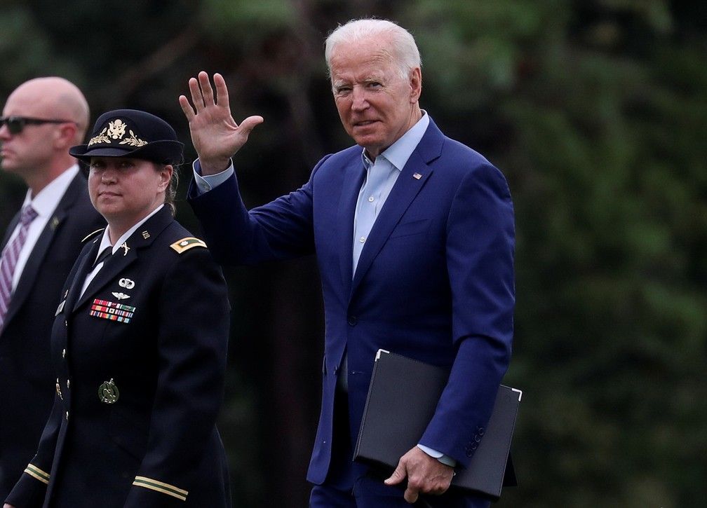 Presidente dos EUA, Joe Biden, acena ao chegar ao forte McNair nesta segunda-feira (16) (Foto: Leah Millis/Reuters)