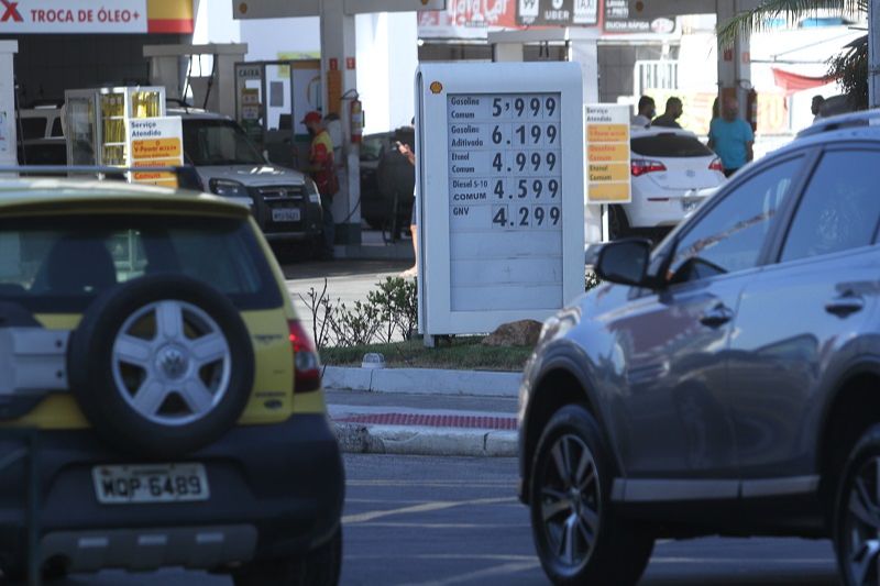 Posto em Vitória com gasolina a R$ 5,99 o litro: preço já supera R$ 6 em vários locais da região metropolitana (Foto: Dayana Souza/ AT)