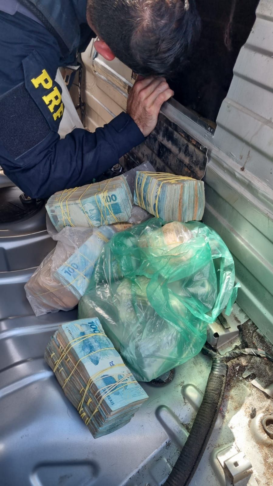 Dinheiro foi encontrado em fundo falso no banco traseiro (Foto: Divulgação/ PRF)