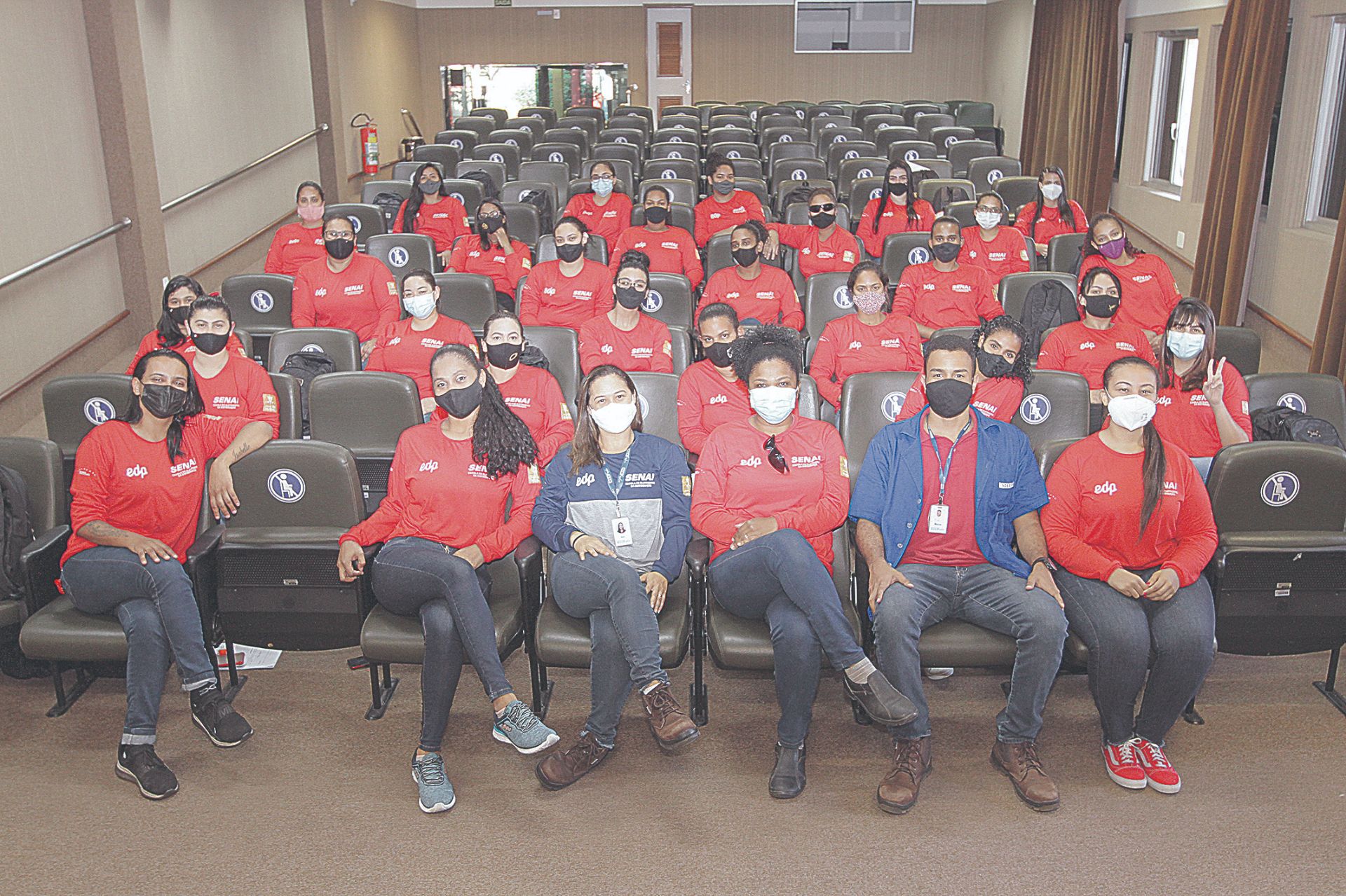 Primeira turma da Escola Feminina de Eletricista conta com 32 alunas. Ao todo, 3.484 mulheres se inscreveram para disputar as vagas (Foto: Douglas Schneider)