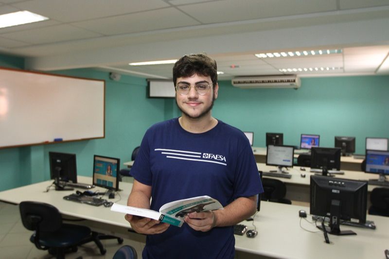 Aluno do segundo período do curso de Ciência de Dados, Ewerton Júnior, 18, contou que queria fazer Medicina, mas um teste vocacional acabou mostrando que o caminho dele seria voltado para a tecnologia (Foto: Kadidja Fernandes/ AT)