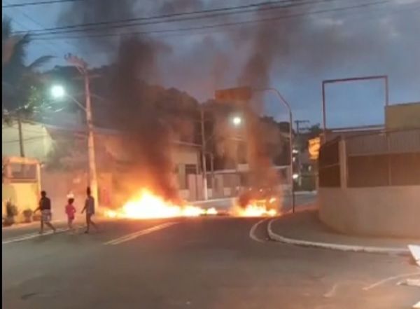 Moradores colocaram fogo em objetos (Foto: Reprodução vídeo)