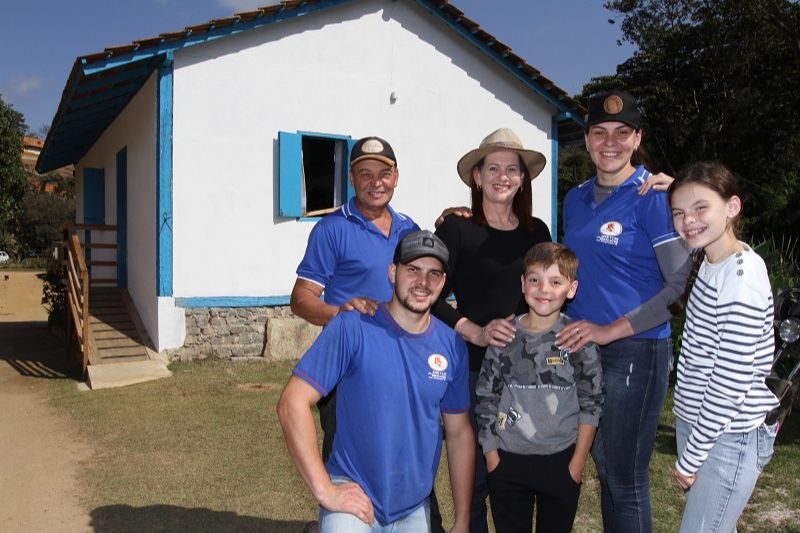 Anete com o marido Maury Antônio Pereira, 63 anos; os filhos Angélica, 31, e João Vitor, 25; e os netos, Marcos Paulo, 7, e Maria Natália, 11: presente e futuro dos negócios (Foto: Leone Iglesias/ AT)