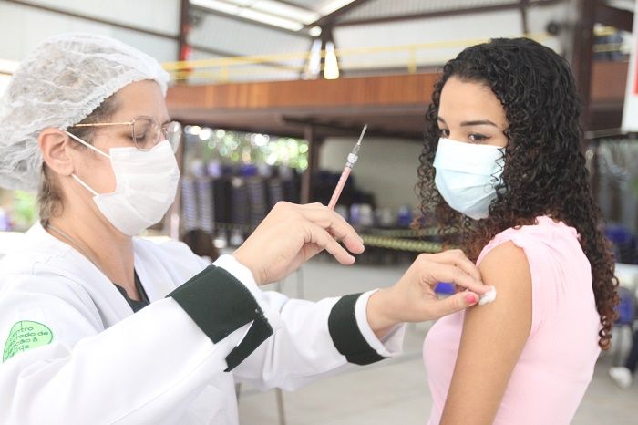 A estudante Raquel Silva, de 18 anos, se emocionou ao tomar vacina (Foto: Antonio Moreira/AT)