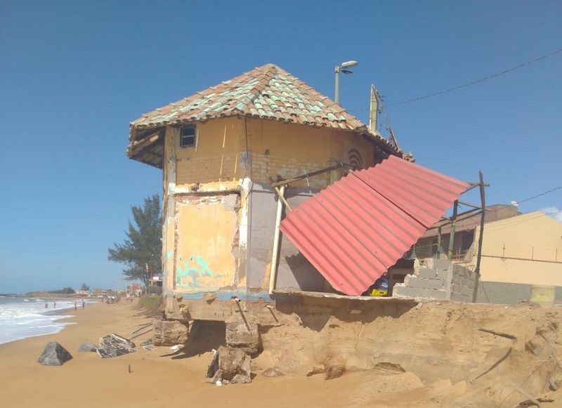 Quiosque ameaçado de ser derrubado pelo mar (Foto: Divulgação/Defesa Civil)