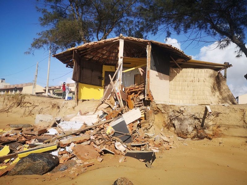 Estrutura derrubada pelo mar, em Marataízes (Foto: Divulgação/Defesa Civil)
